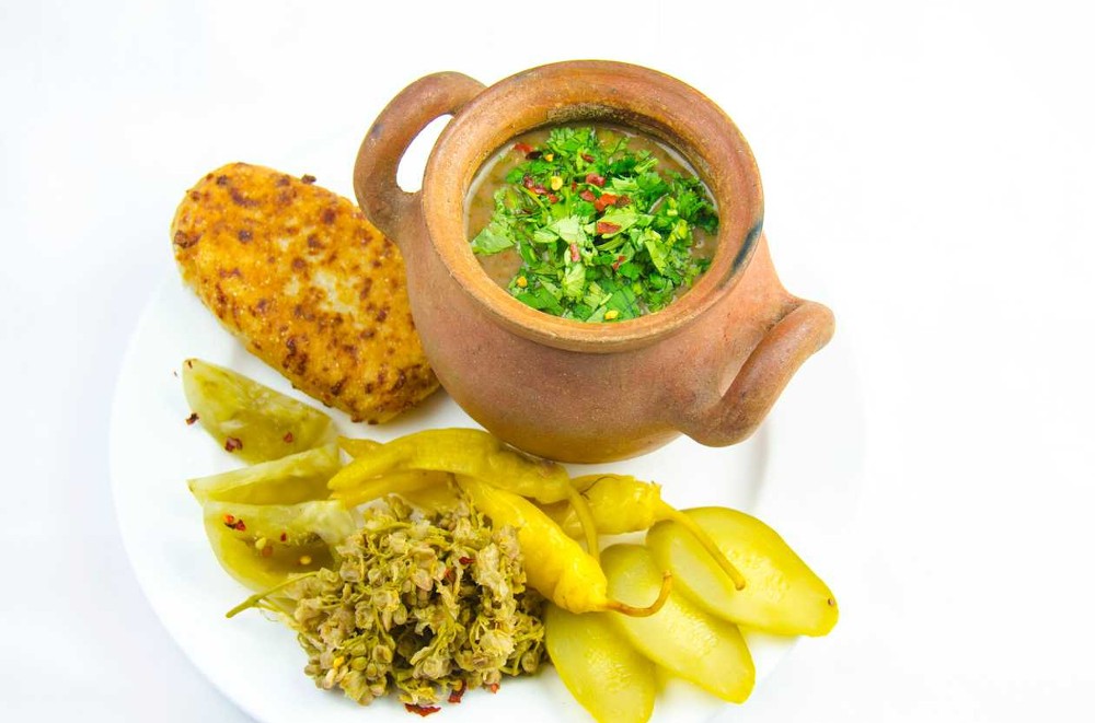 ლობიო ქოთანში მწნილით და მჭადით - Beans Served with pickled vegetables and maize bread