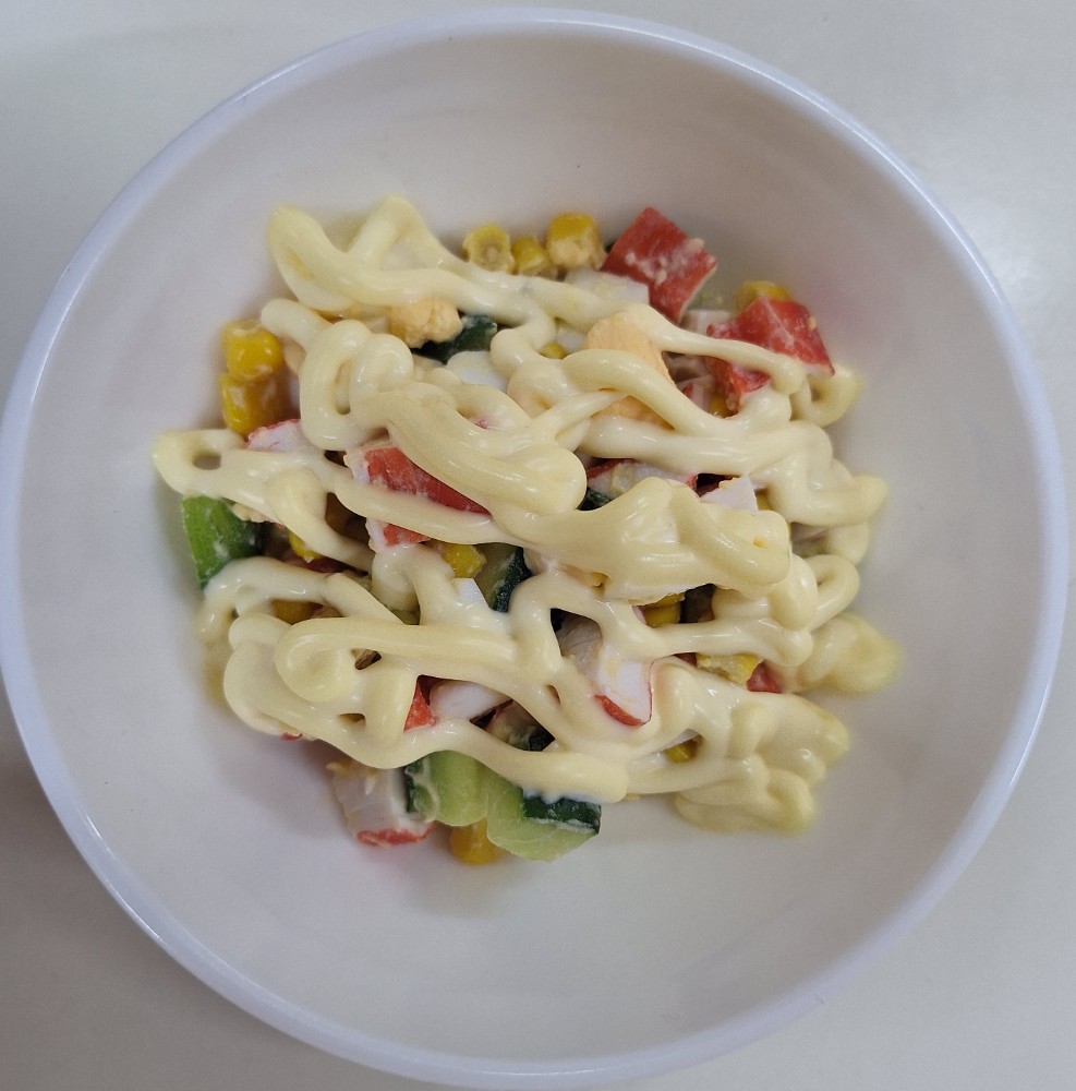 Салат з крабовими палочками, огірком, кукурудзою та яйцем, 100г