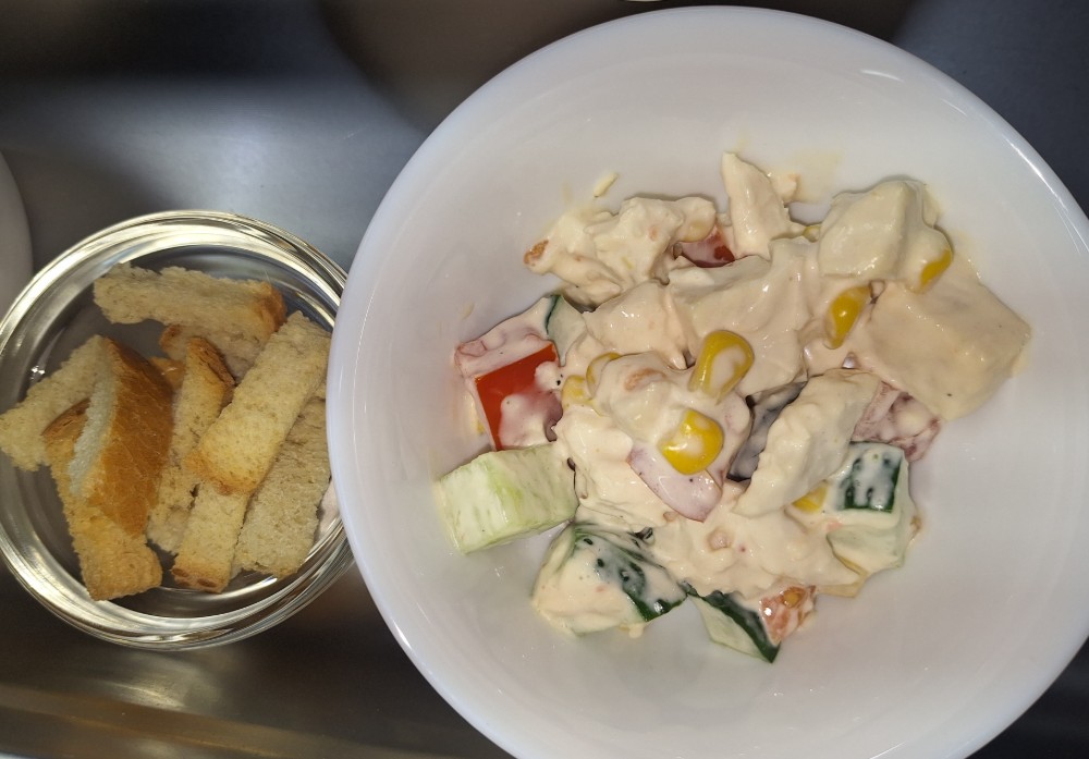 Салат з сухариками курячим філе, шинкою, томатами та кукурудзою, 130г