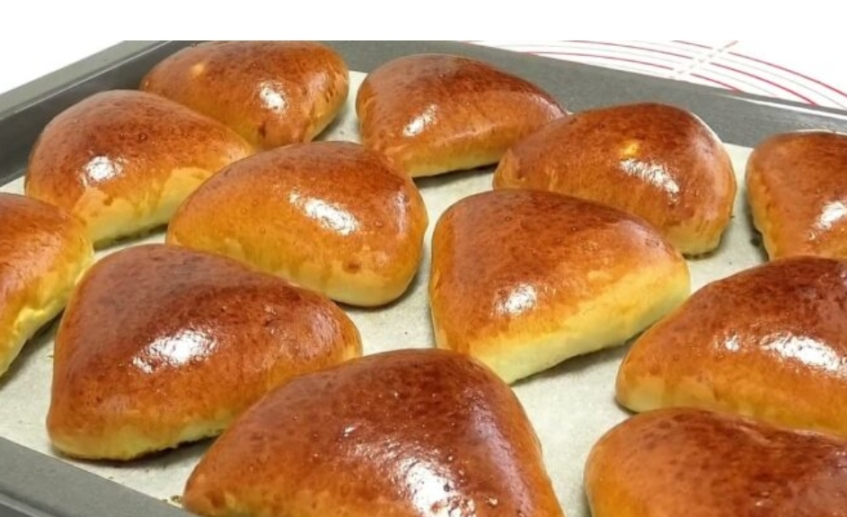 Пиріжок з лівером, рис з мʼясом, картопля з паштетом печений