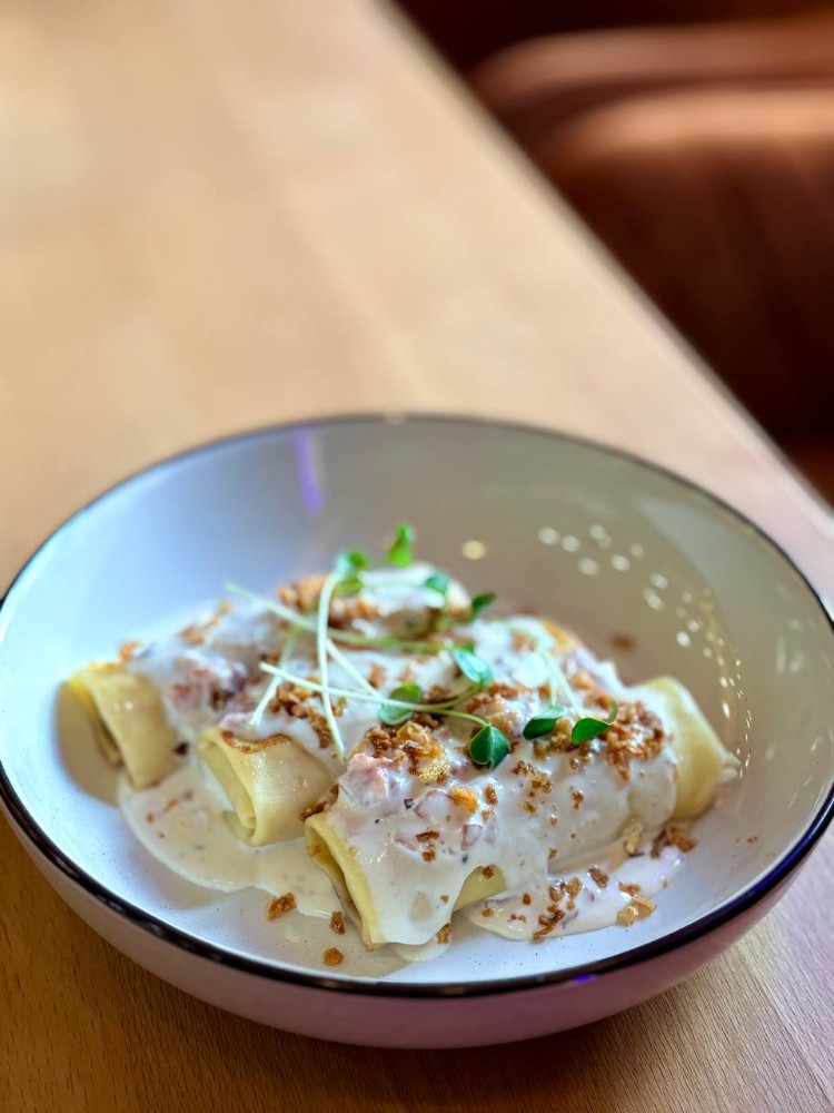 Млинці з куркою, моцарелою та грибами у вершковому соусі з беконом