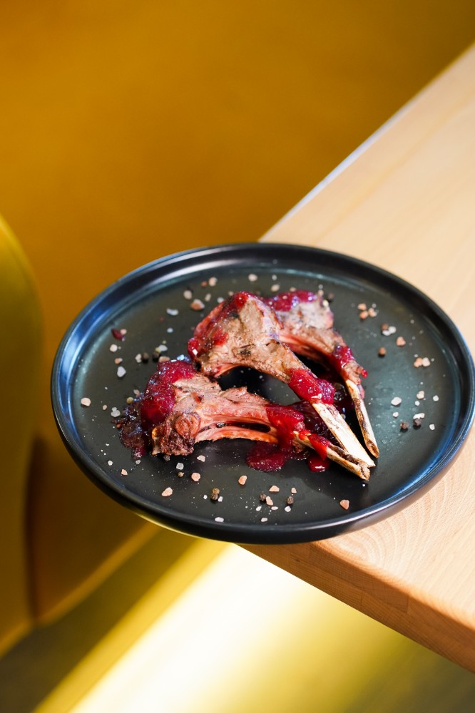 Каре телятини під пряною малиновою глазур’ю