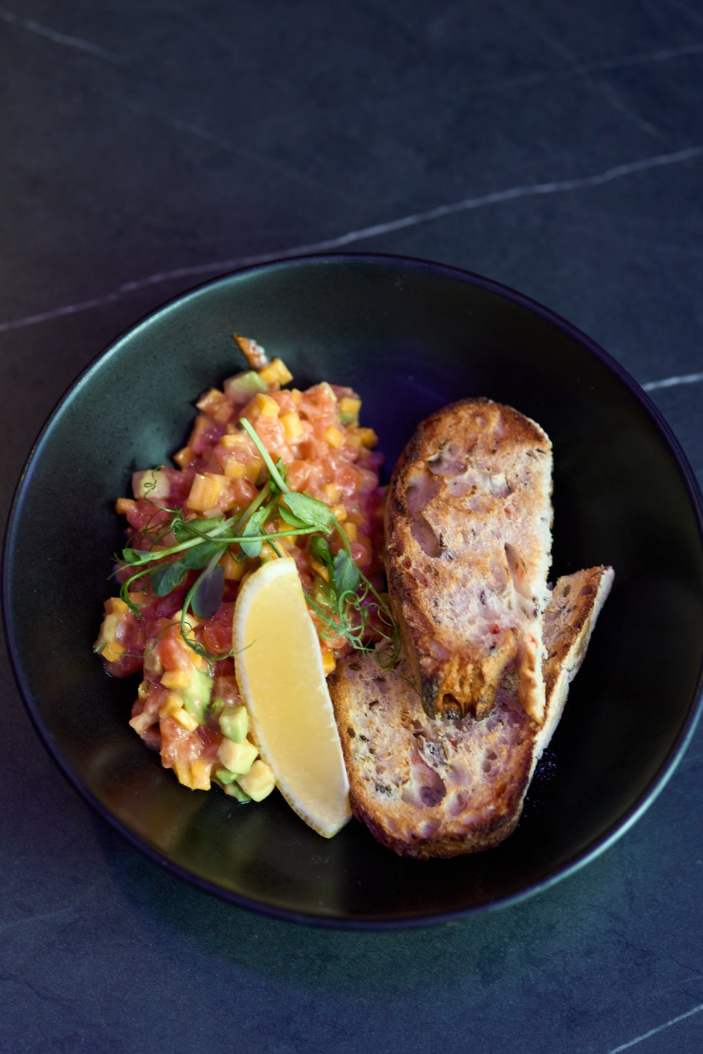 Тар-тар з лососем авокадо та манго