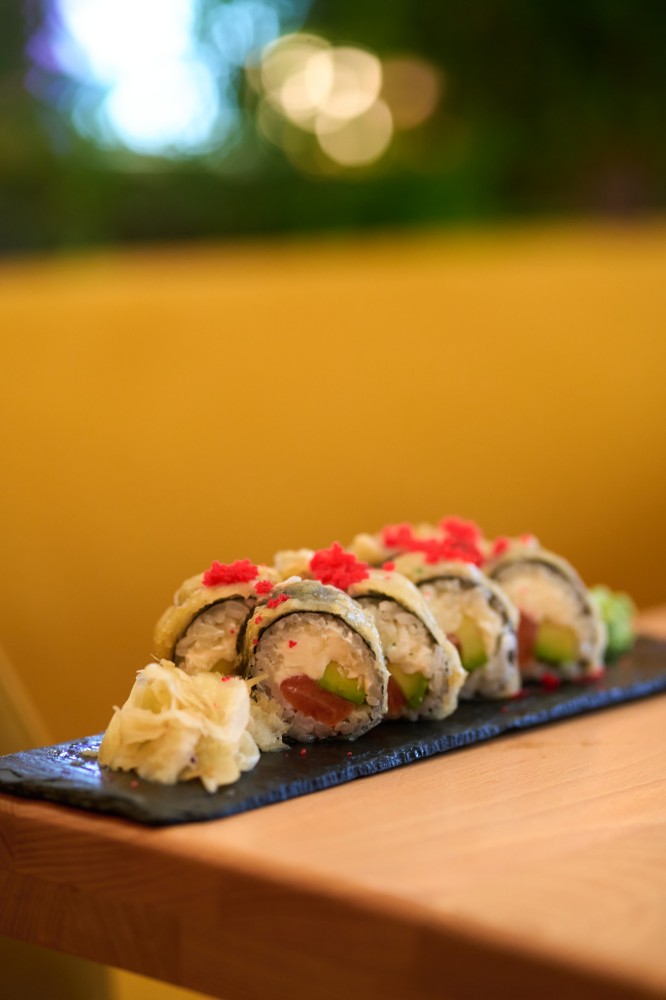 Гарячий рол з лососем