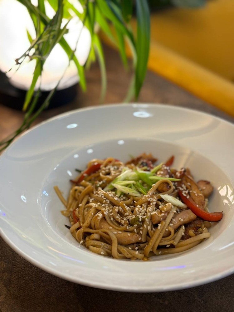 Удон з куркою в устрічному соусі