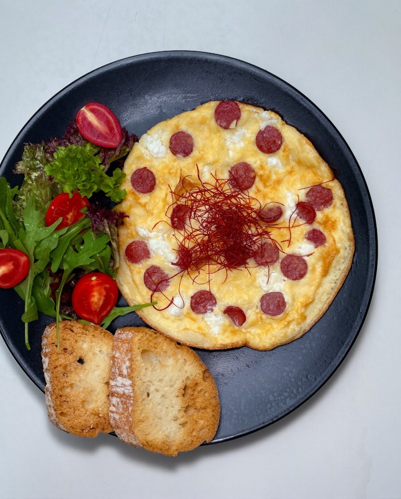 Омлет з мисливськими ковбасками та сиром фета