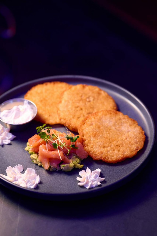 Деруни з лососем та авокадо