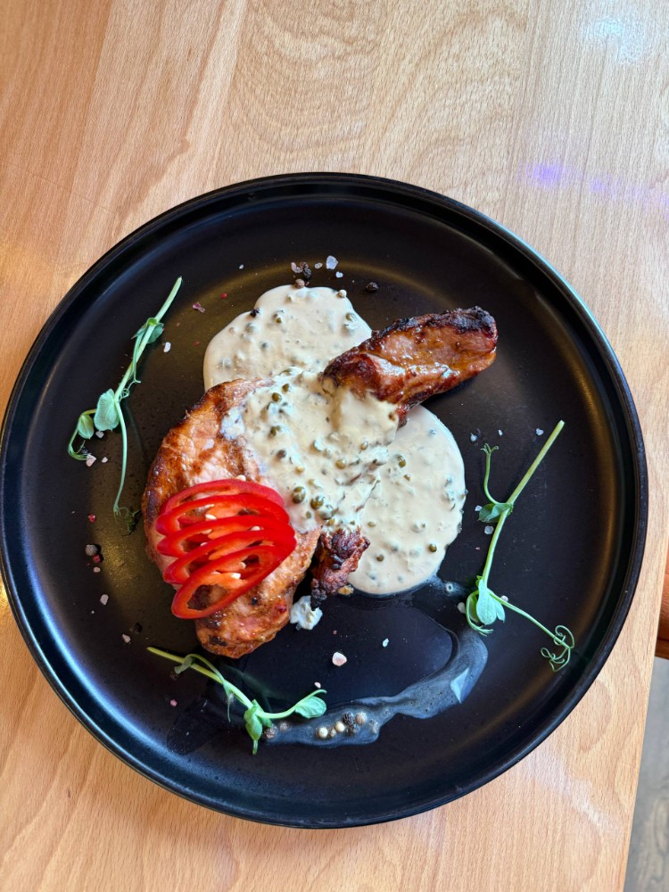 Свинний биток з кісткою та перцевим соусом