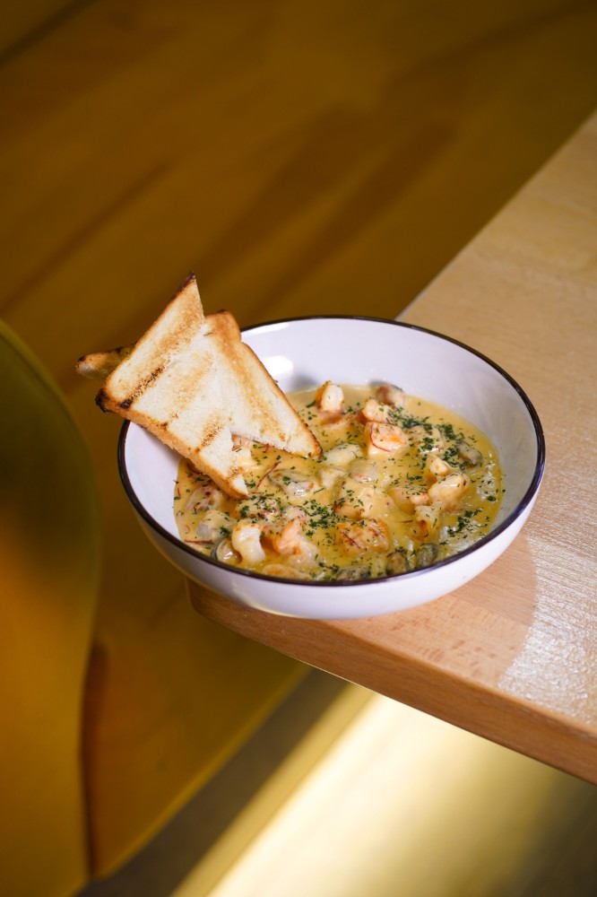 Морське плато у винно-вершковому соусі