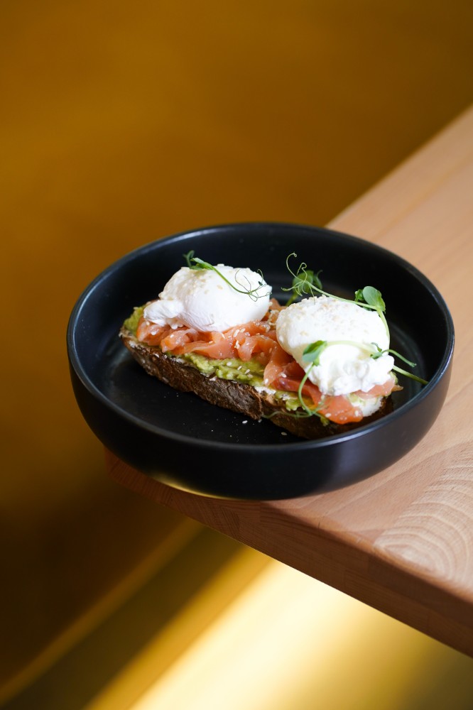 Фітнес-тост з авокадо та лососем