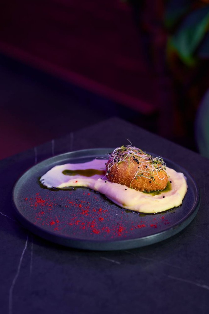 Котлета по-київськи з трюфельною пастою та картопляним пюре