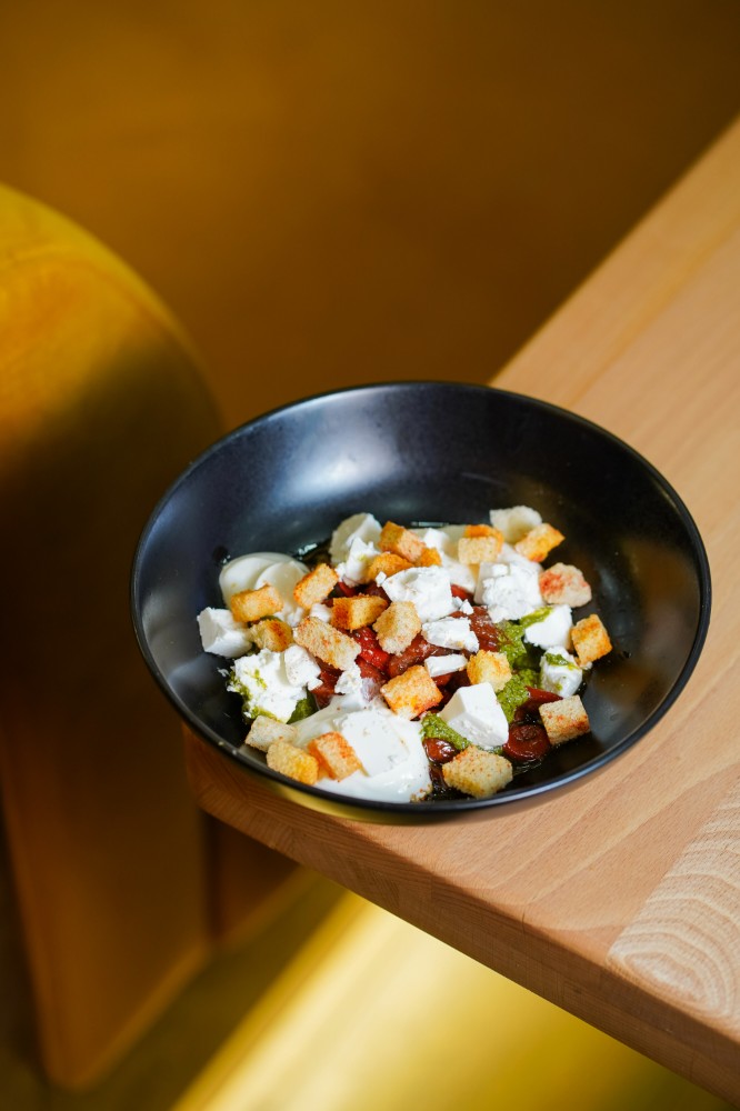 Печені перці з мусом із фети та золотистими крутонами бріош