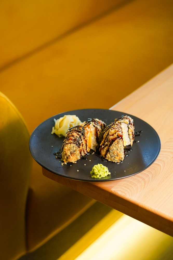 Суши-бургер з лососем та сніжним крабом