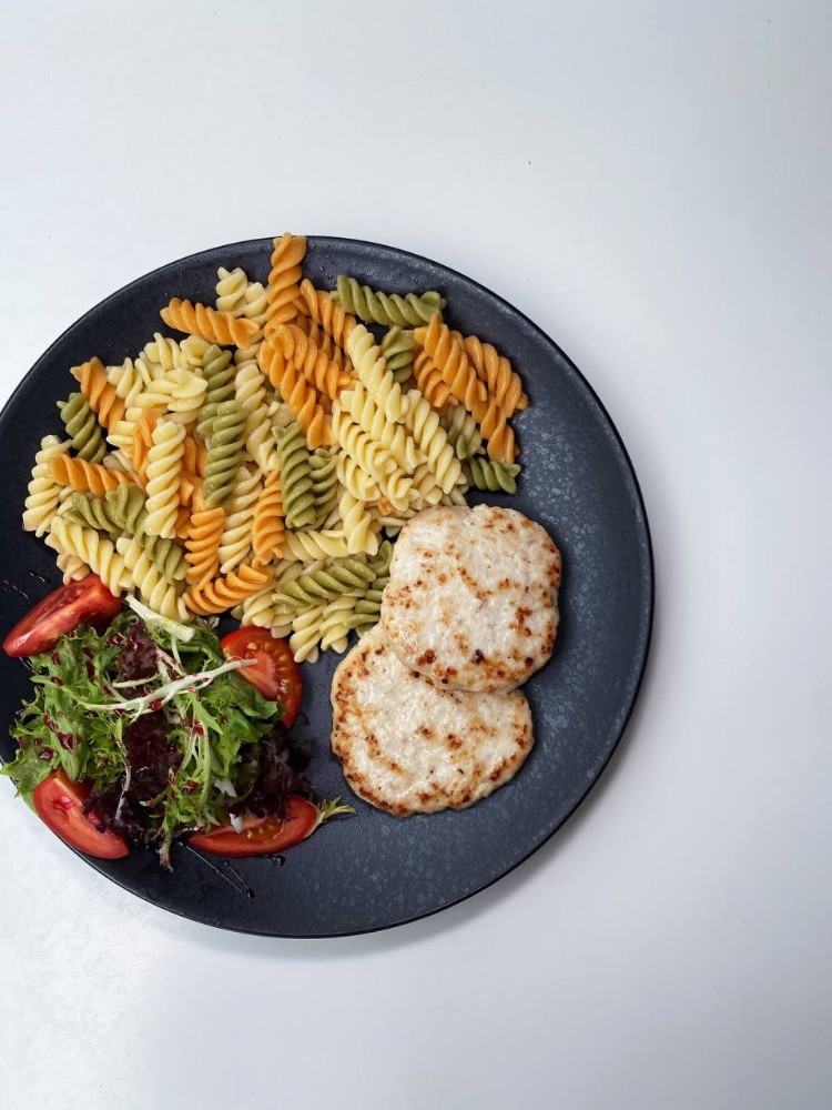 Макарони з котлетками з індички