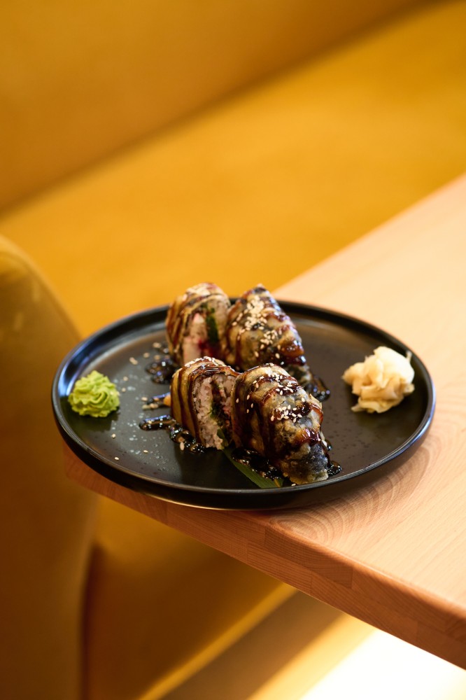 Гарячий суши-бургер з вугром