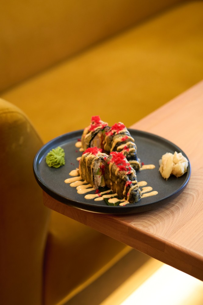 Гарячий суши-бургер з лососем та креветками