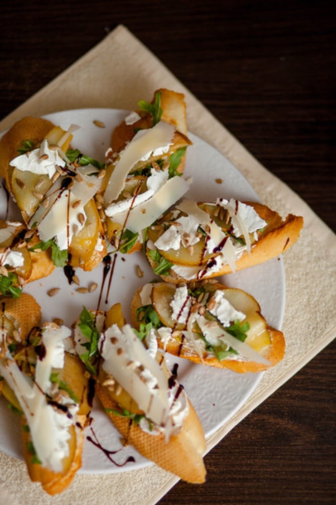 Брускети з грушею і сиром брі