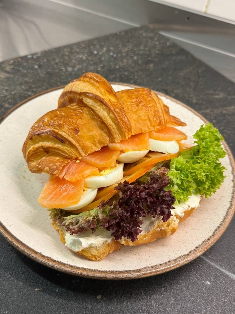 Круасан з лососем