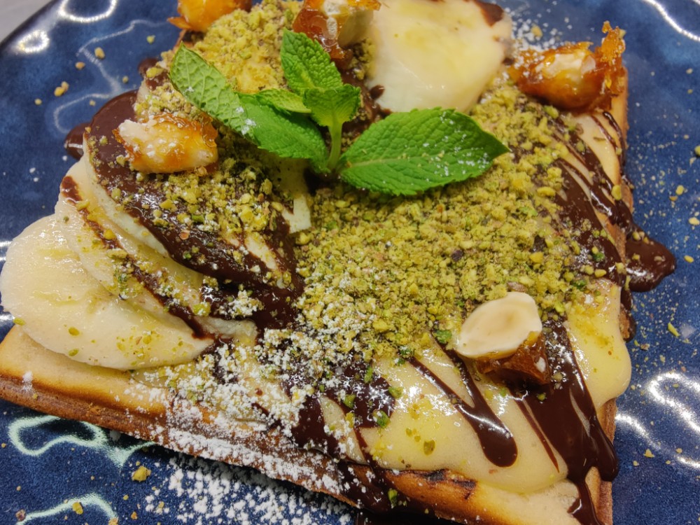 Вафля з лимонним курдом,бананом,фісташкою та ганашем.