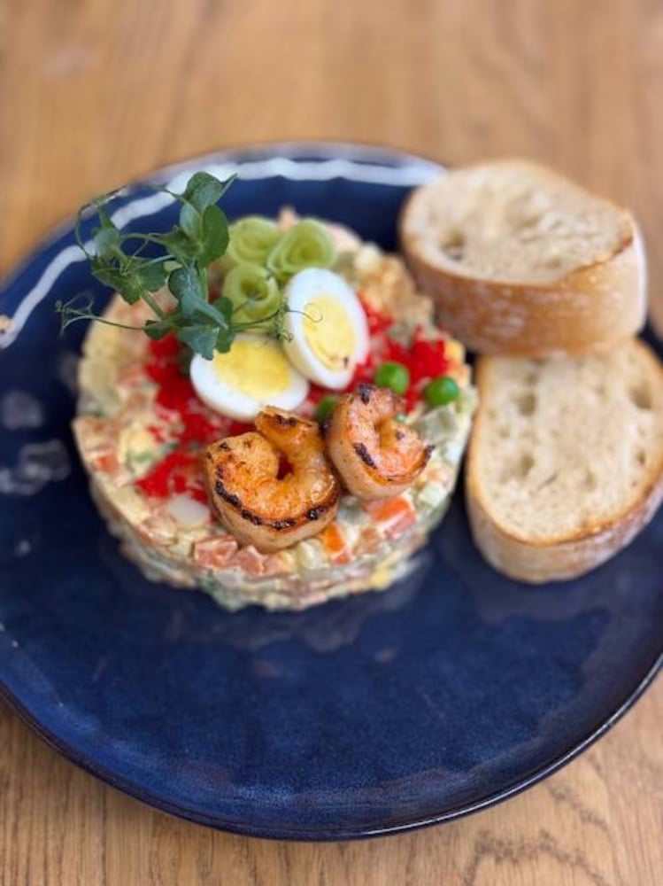 Олів'є з лососем та креветкою