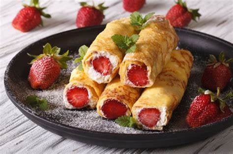 Млинці з солодким сиром та полуницею