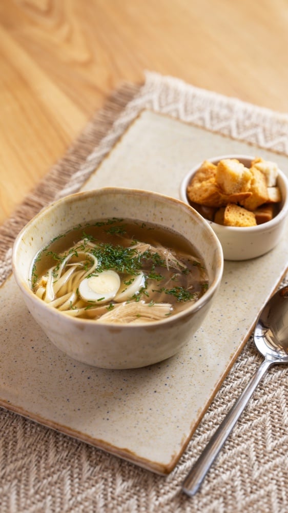 Курячий бульйон з куркою,яйцем та локшиною, порц.