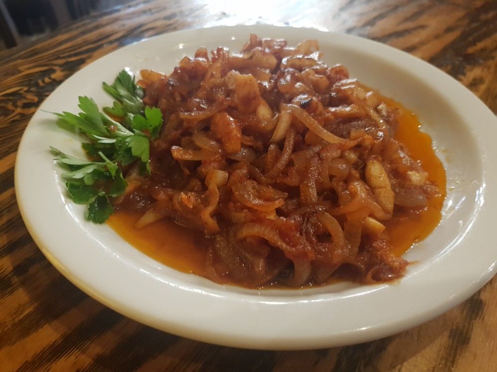 Кальмари з цибулею в томатному соусі