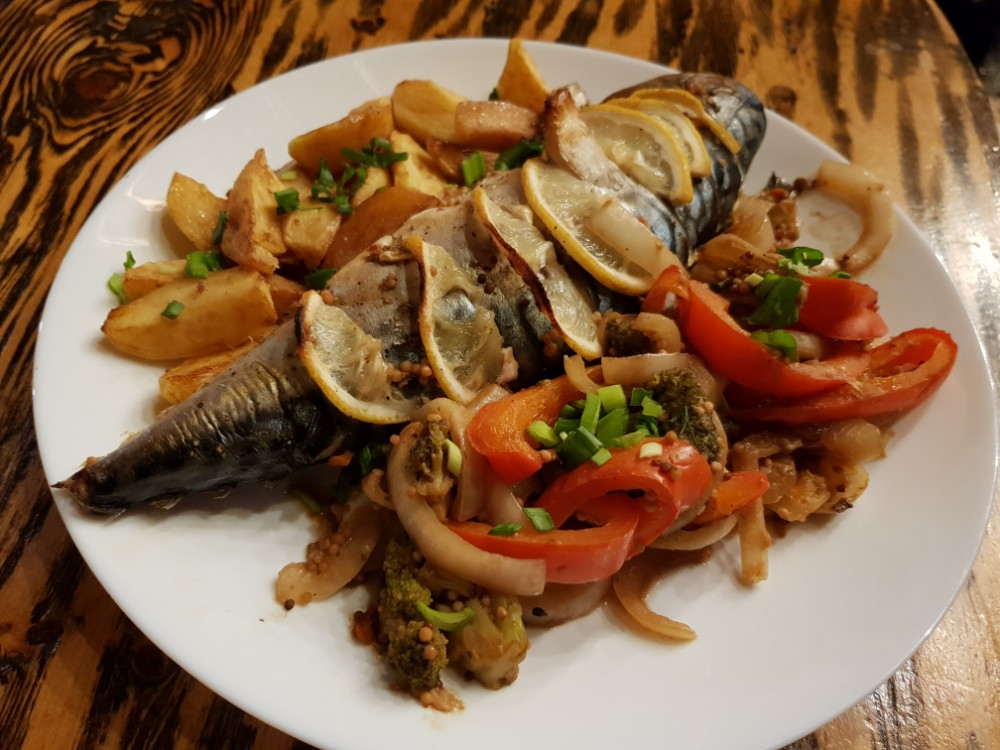 Скумбрія, запечена з овочами
