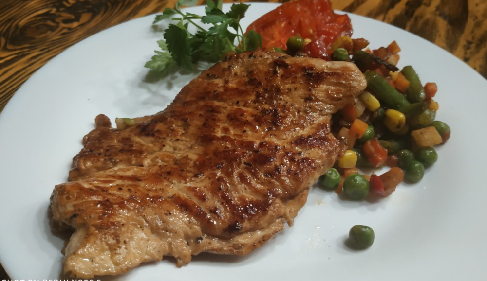 Шніцель з індюка з овочами