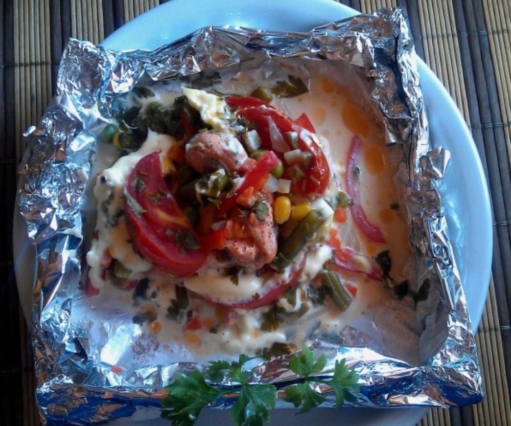 Шматочки форелі, запечені з овочами