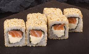 Філадельфія в кунжуті з копченим лососемBlack roll