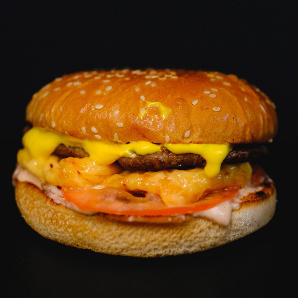 Дуже сирний бургер.