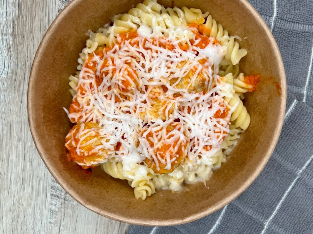 Макарони з мітболами