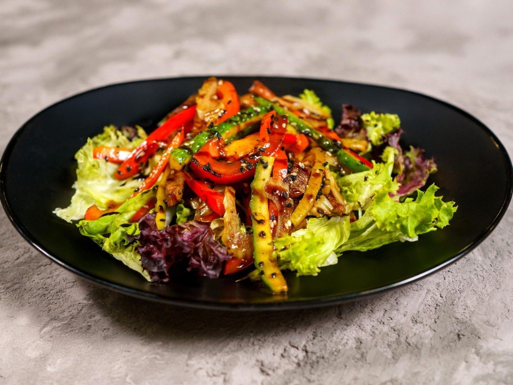 Теплий салат із яловичиною WOK