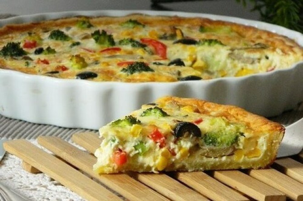 Кіш з куркою та овочами