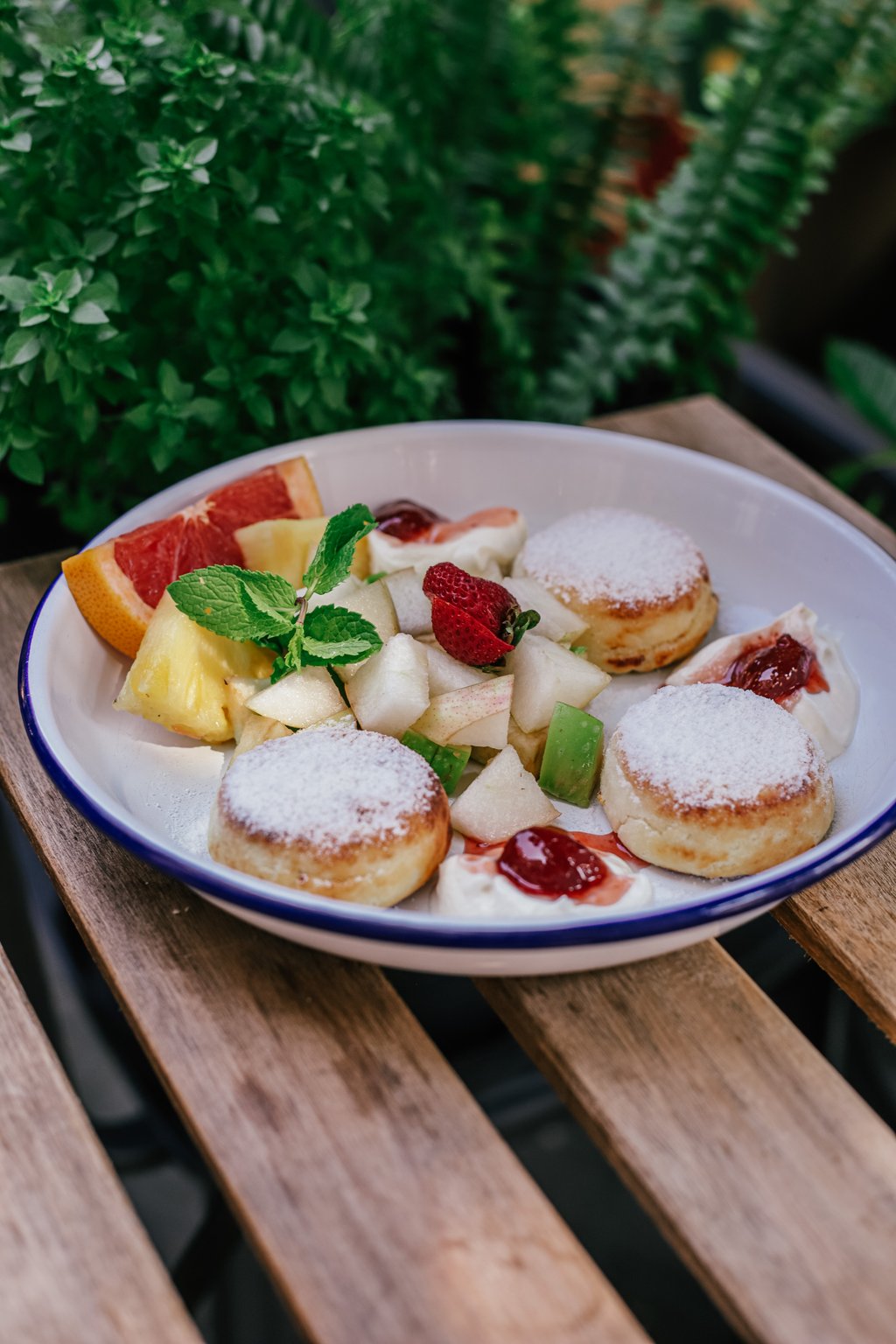 Syrniki with fruits and sour cream