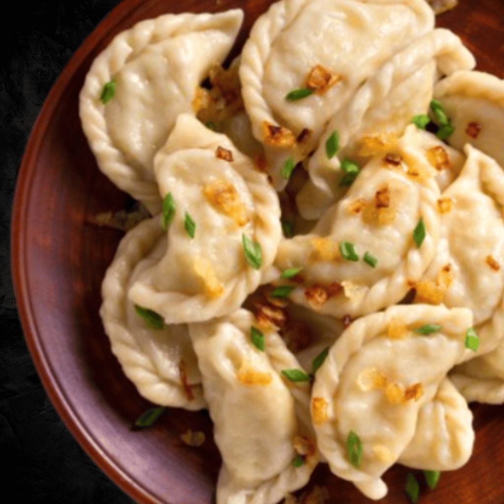 Вареники з капустою з шкварками