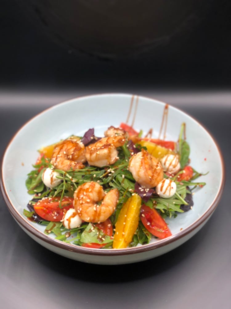 Фреш салат з тигровою креветкою.