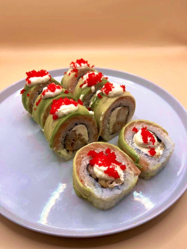 Рол креветка в темпурі з лососем.