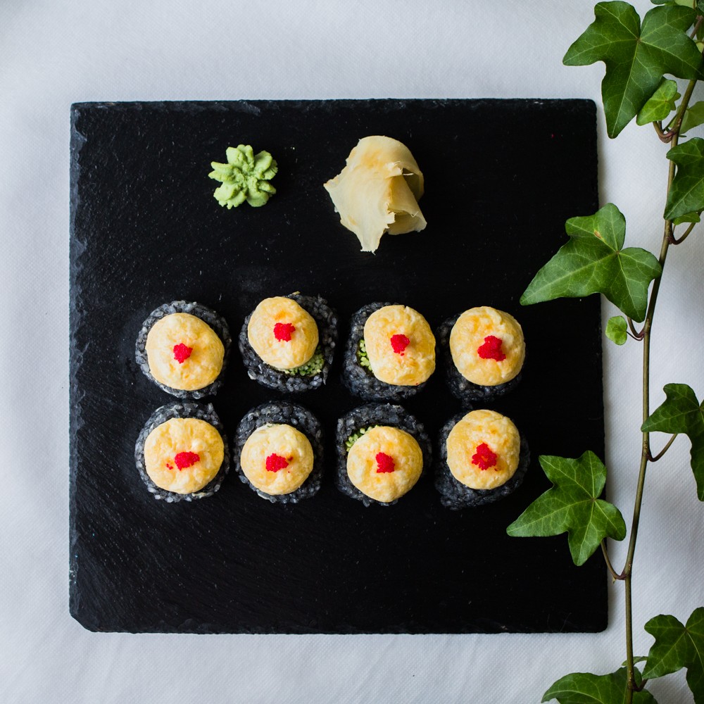 Запечений ролл з лососем.