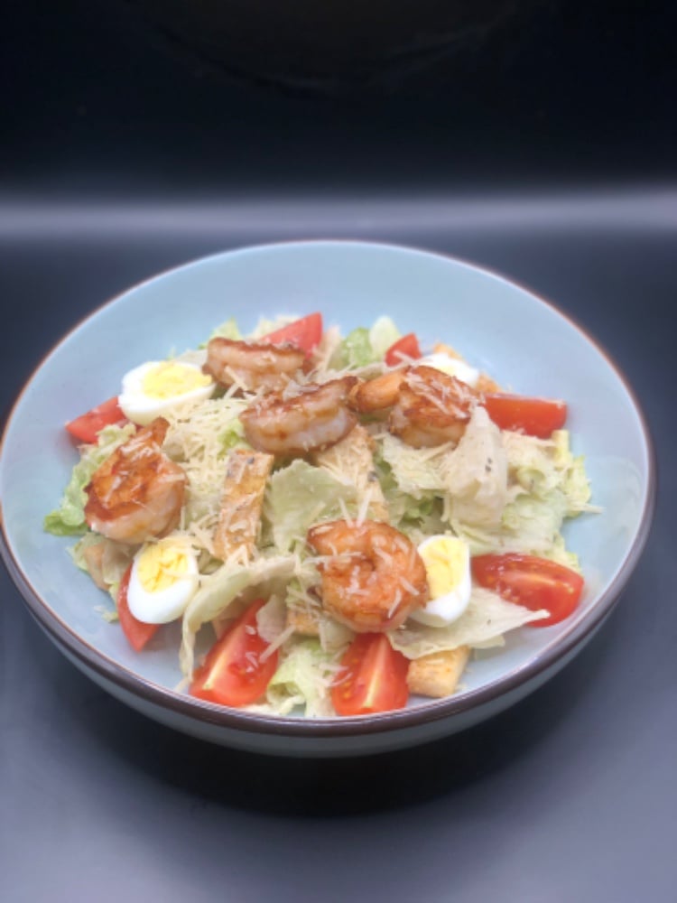 Цезар з тигровими креветками.