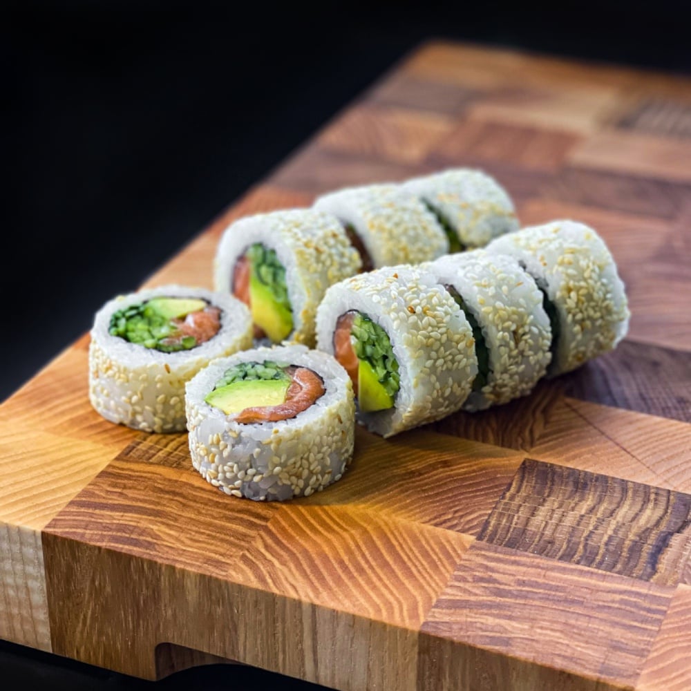Каліфорнія з лососем в кунжуті (280г)