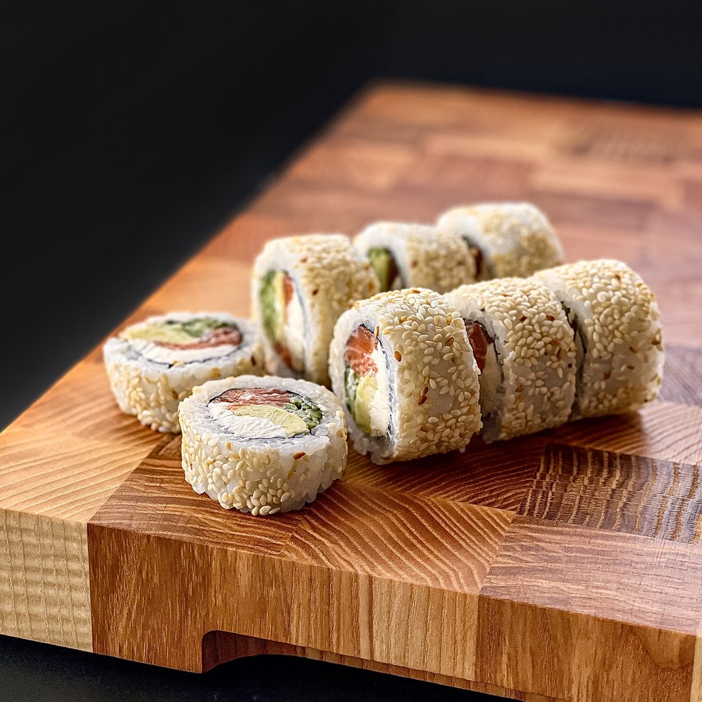 Філадельфія з лососем в кунжуті (280г)