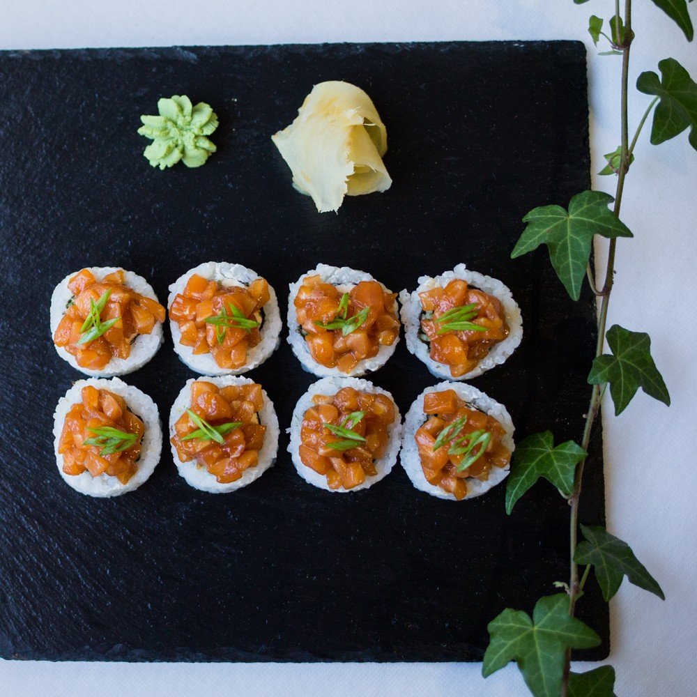 Ролл з тар-таром з лосося.