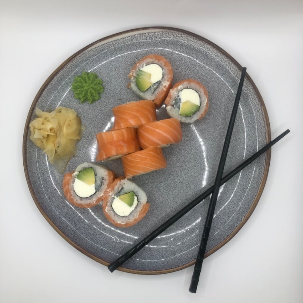 Філадельфія з лососем та авокадо.