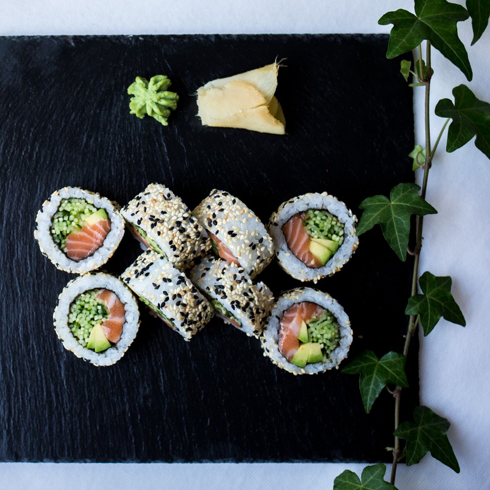 Каліфорнія з лососем в кунжуті.