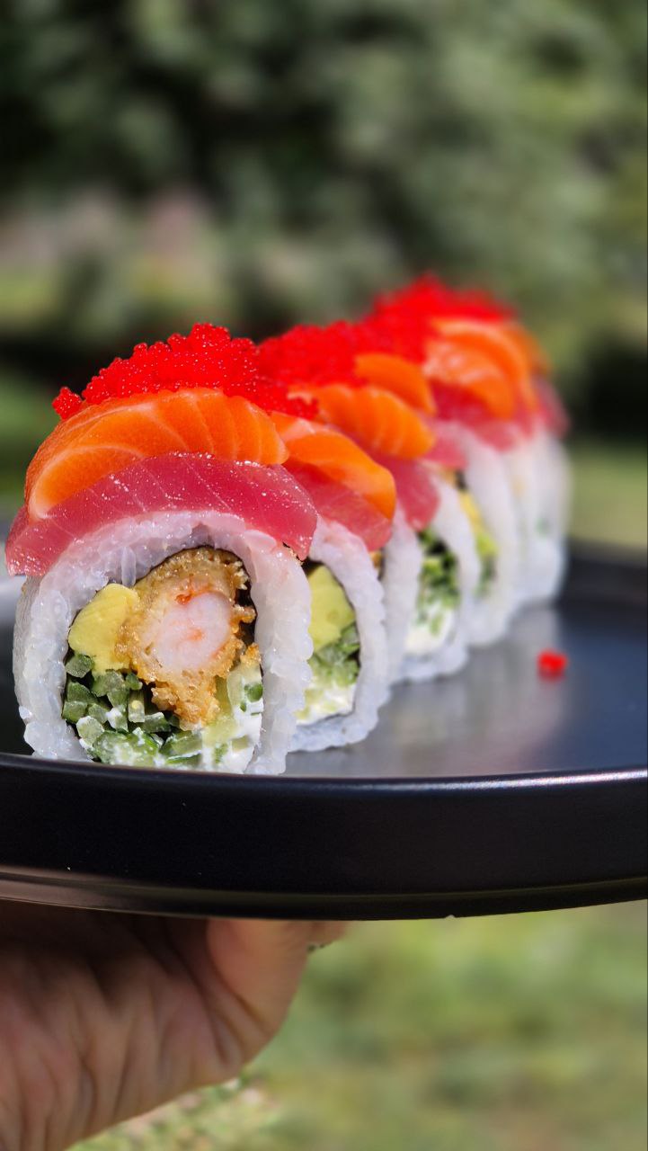 Рол філадельфія з лососем, тунцем та креветками панко