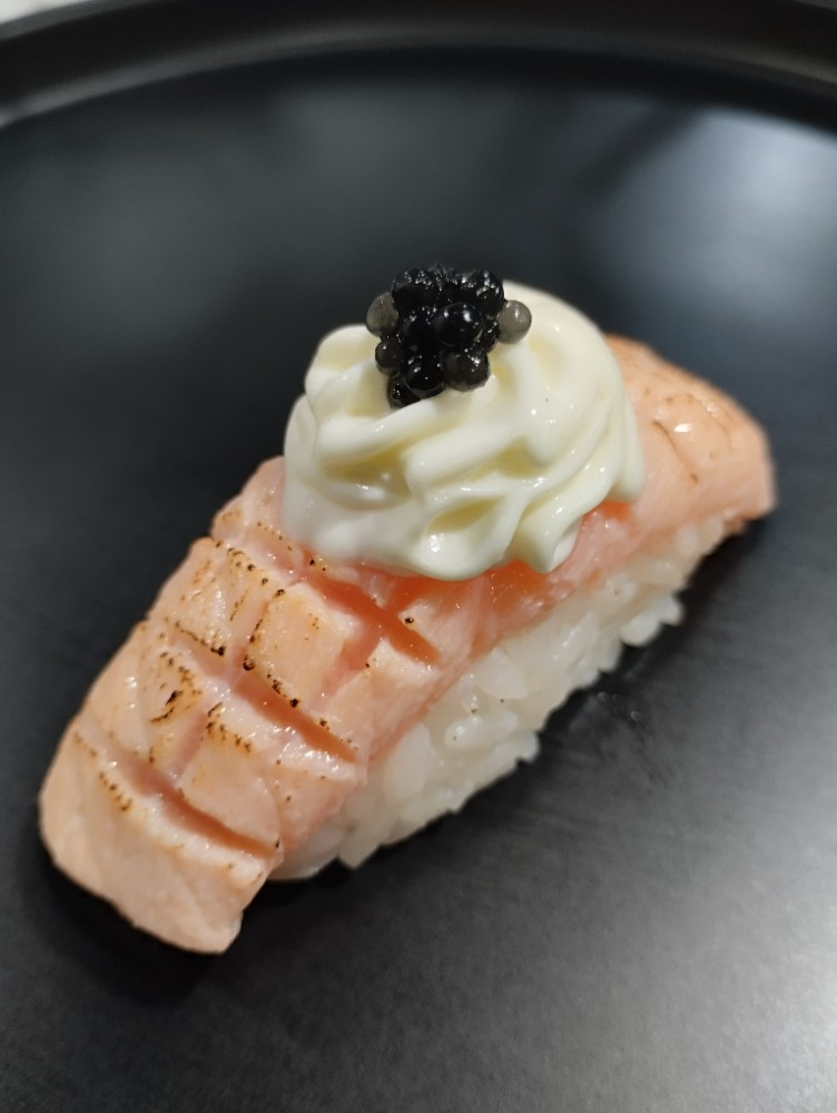Обпалені суши з лососем