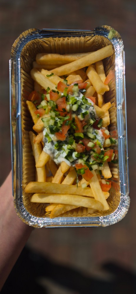 Картопля фрі з часниковим соусом та овочами