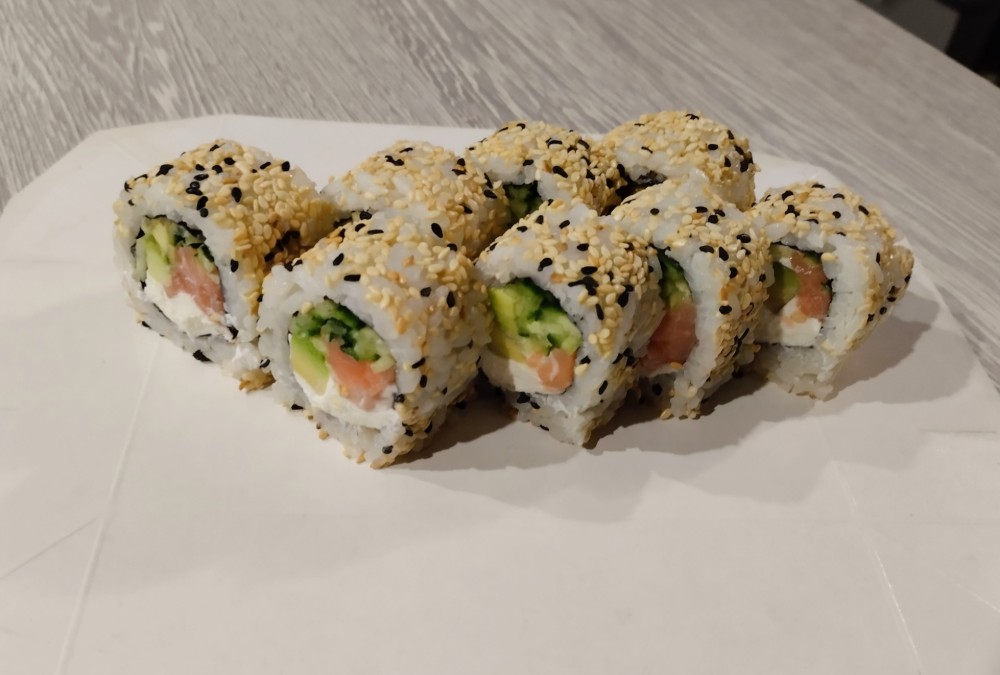 Філадельфія в кунжуті зі свіжим лососем